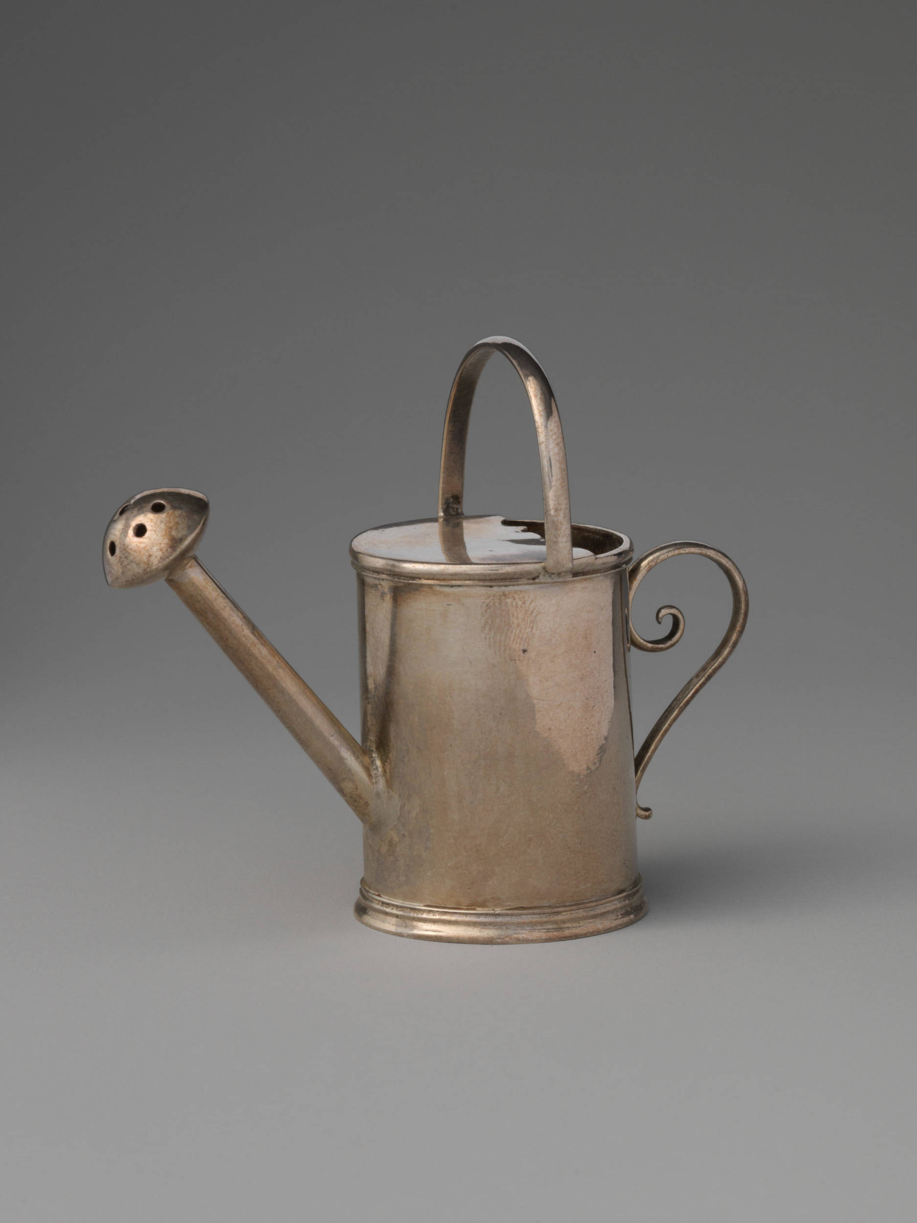 David Clayton, arrosoir miniature en argent. Angleterre, circa 1720–30 © MET Museum