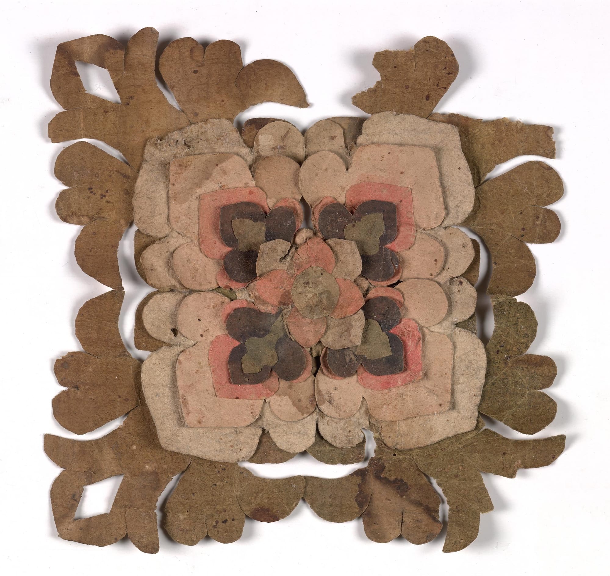Fleurs en papier d&eacute;couvertes dans la grotte 17 des grottes de Mogao (province de Gansu, Chine) et fabriqu&eacute;es entre le VIIe et le Xe si&egrave;cle. Ces fleurs en papier ont &eacute;t&eacute; rapport&eacute;es d'Asie centrale par l'explorateur et arch&eacute;ologue Sir Marc Aurel Stein (1862-1943) &copy; The Trustees of the British Museum