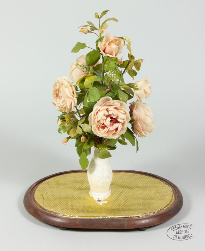Bouquet de fleurs artificielles fabriqu&eacute; par s&oelig;ur Zo&eacute; Beaudry, s.g.m., po 1871 an 1895, Collections des S&oelig;urs grises de Montr&eacute;al &copy; Les S&oelig;urs Grises de Montr&eacute;al