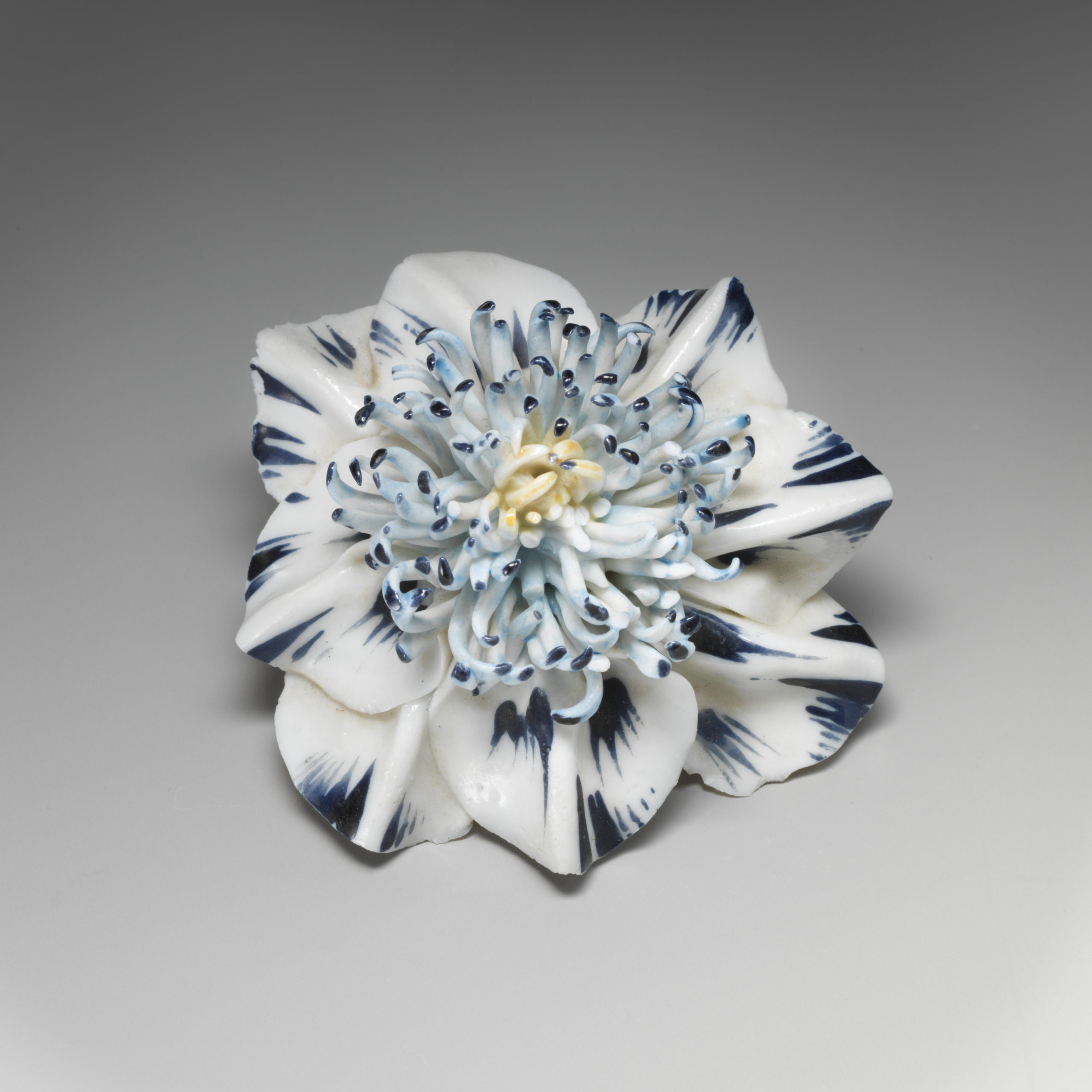 Fleur en porcelaine &agrave; p&acirc;te tendre de la Manufacture de Vincennes, milieu du XVIIIe si&egrave;cle &copy; MET Museum
