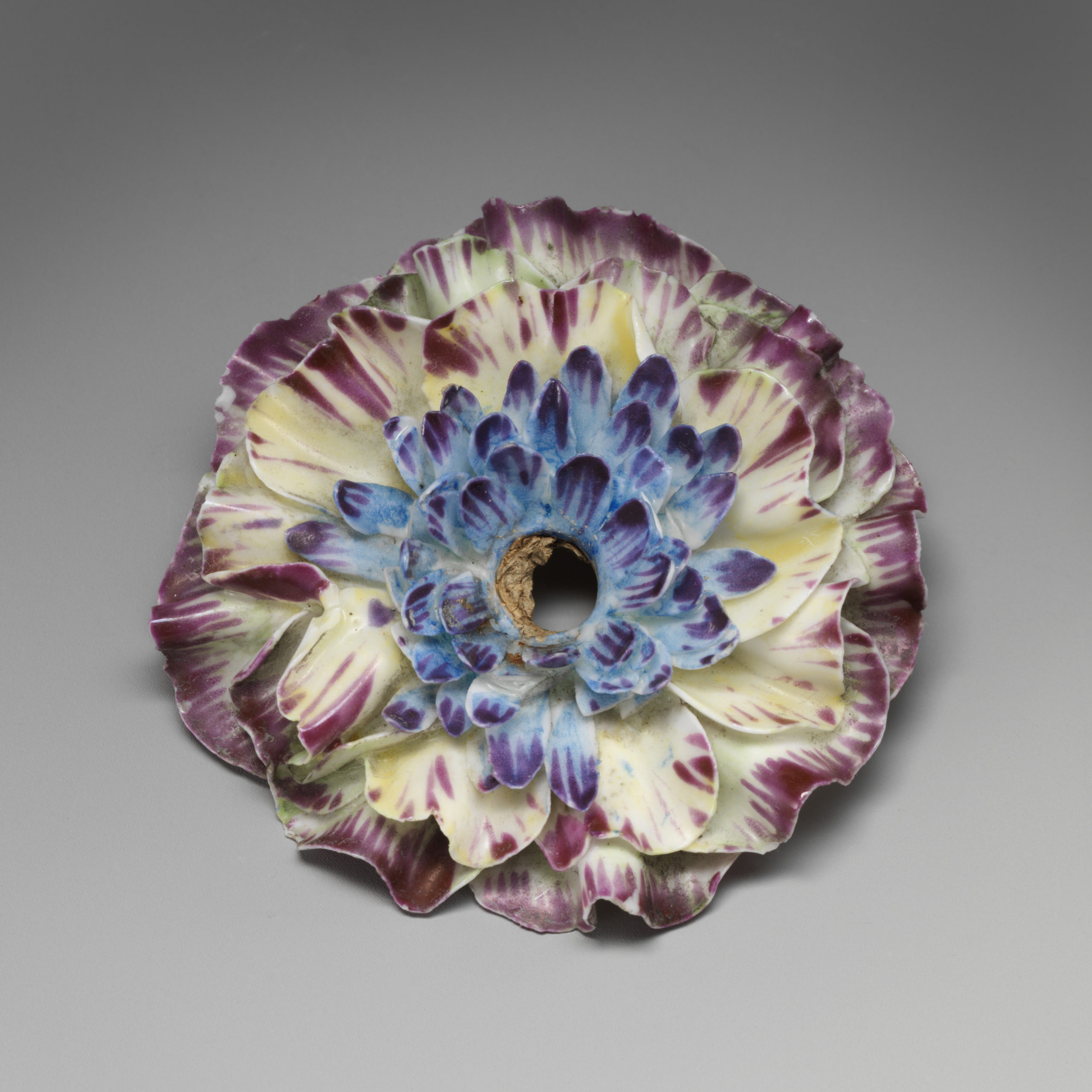 Fleur en porcelaine &agrave; p&acirc;te tendre de la Manufacture de Vincennes, milieu du XVIIIe si&egrave;cle &copy; MET Museum