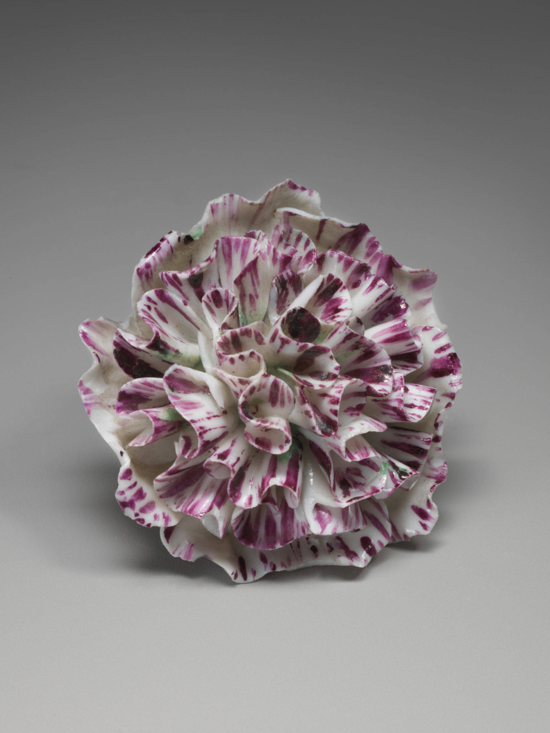 Fleur en porcelaine à pâte tendre de la Manufacture de Vincennes, milieu du XVIIIe siècle © MET Museum