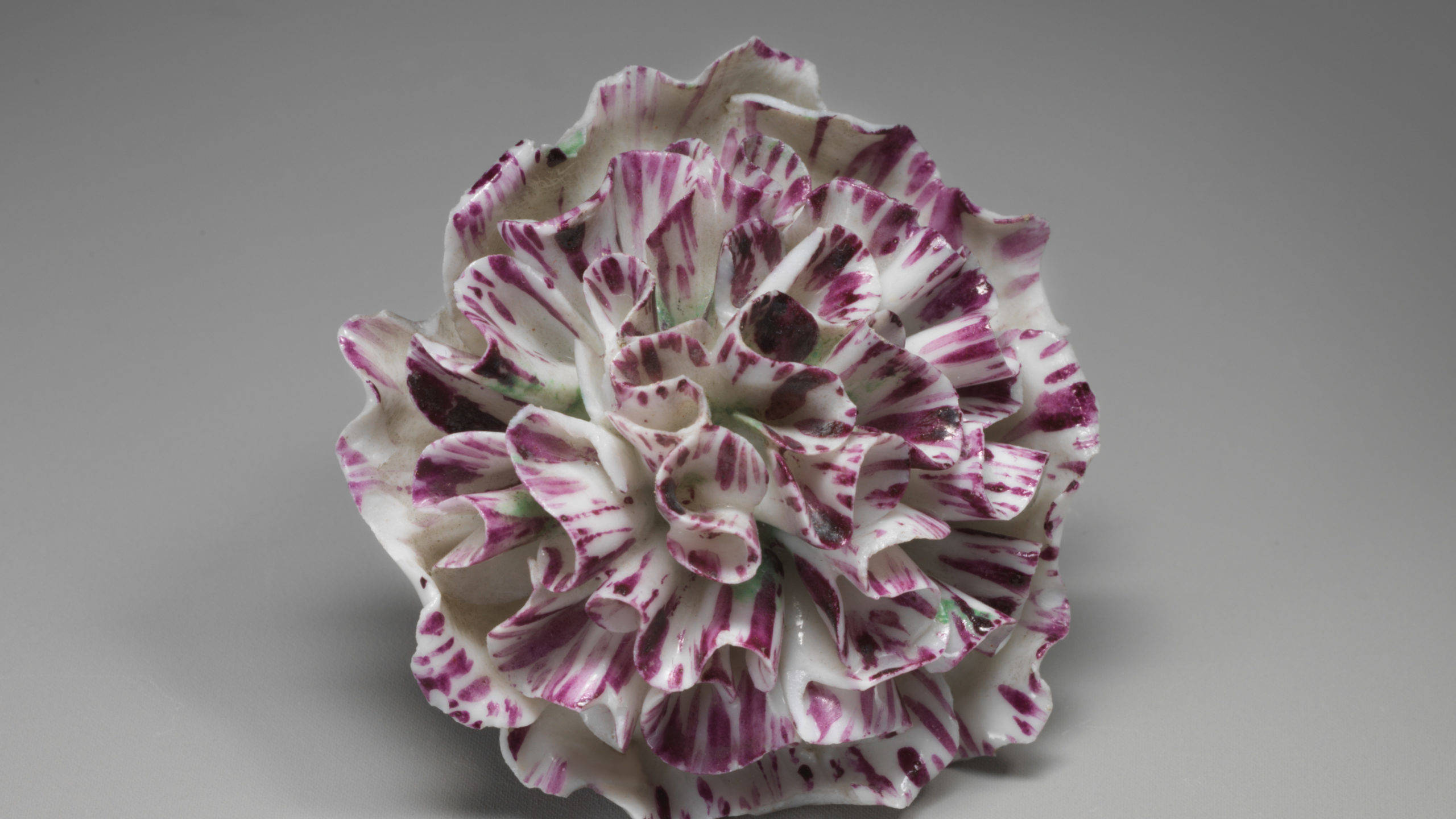 Fleur en porcelaine à pâte tendre de la Manufacture de Vincennes, milieu du XVIIIe siècle © MET Museum