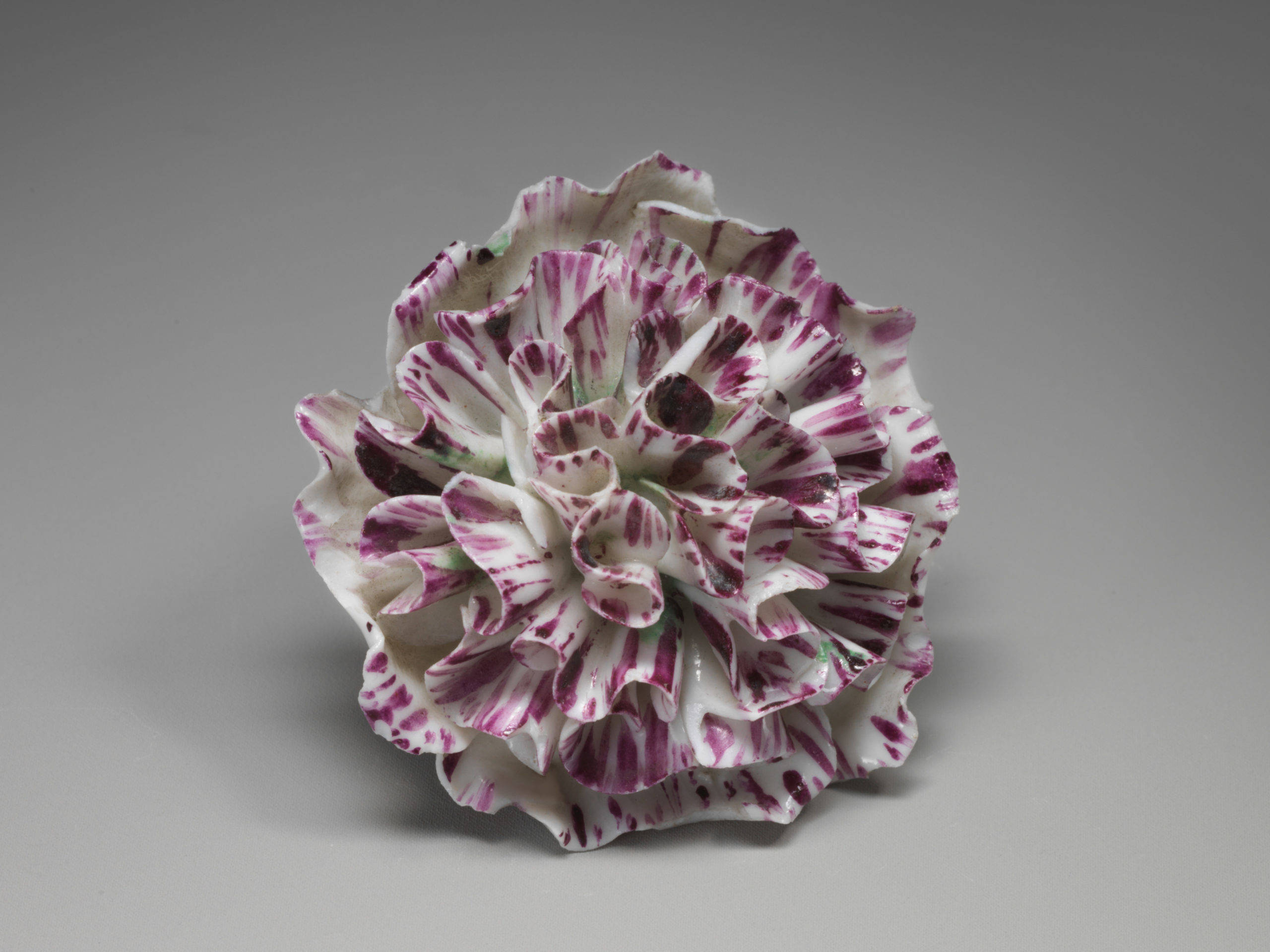Fleur en porcelaine à pâte tendre de la Manufacture de Vincennes, milieu du XVIIIe siècle © MET Museum