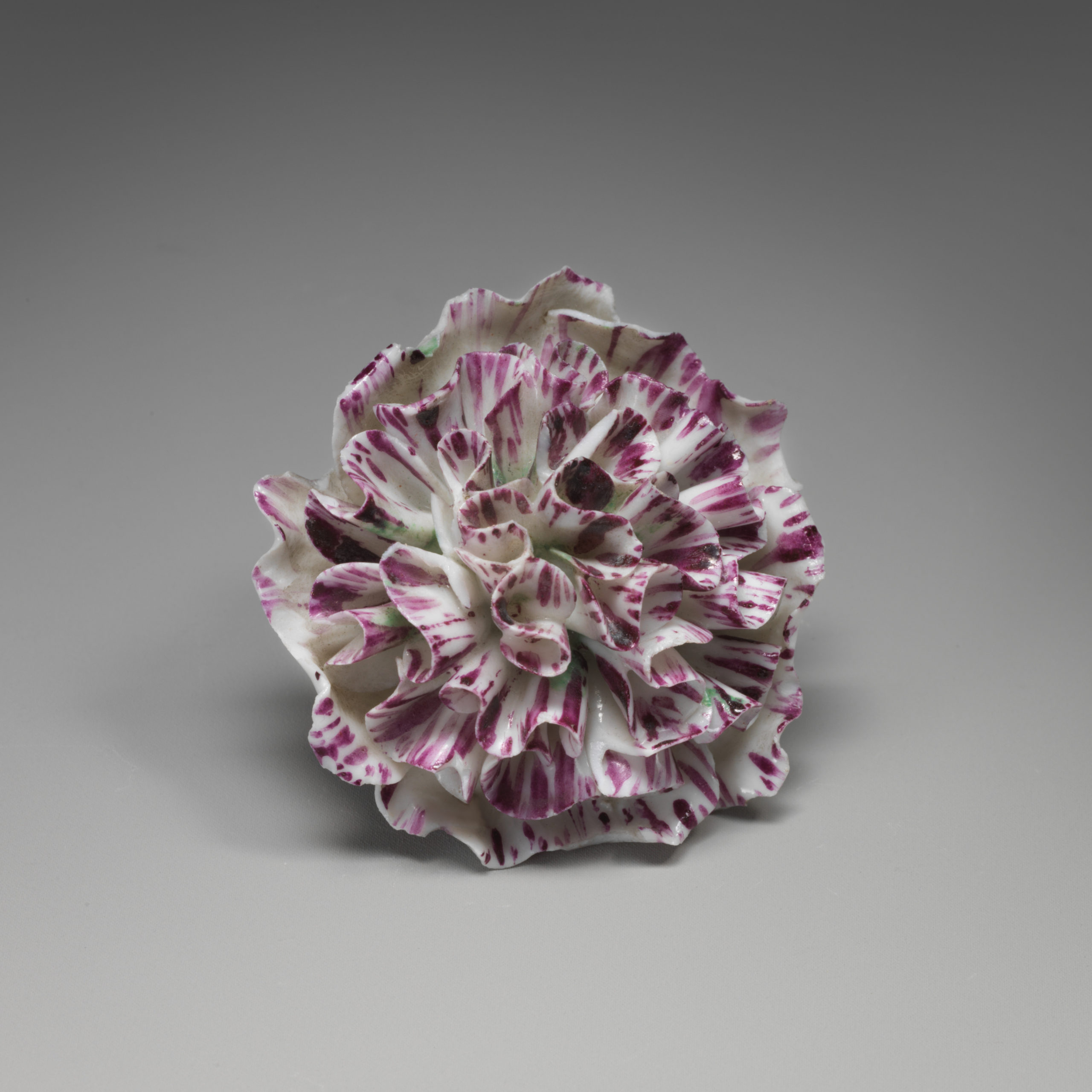 Fleur en porcelaine à pâte tendre de la Manufacture de Vincennes, milieu du XVIIIe siècle © MET Museum