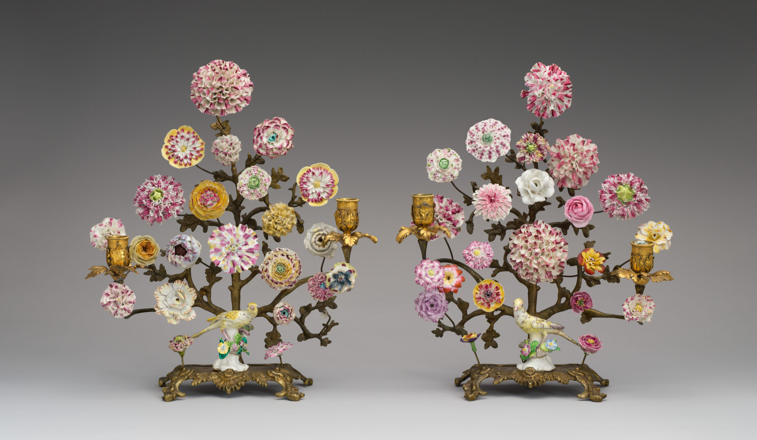Paire de cand&eacute;labres en forme de bouquets de fleurs &agrave; l&rsquo;imitation de ceux de la Manufacture de Vincennes / S&egrave;vres. Porcelaine &agrave; p&acirc;te tendre de la Bow Porcelaine Factory, &agrave; Londres, cira 1760 &copy; MET Museum