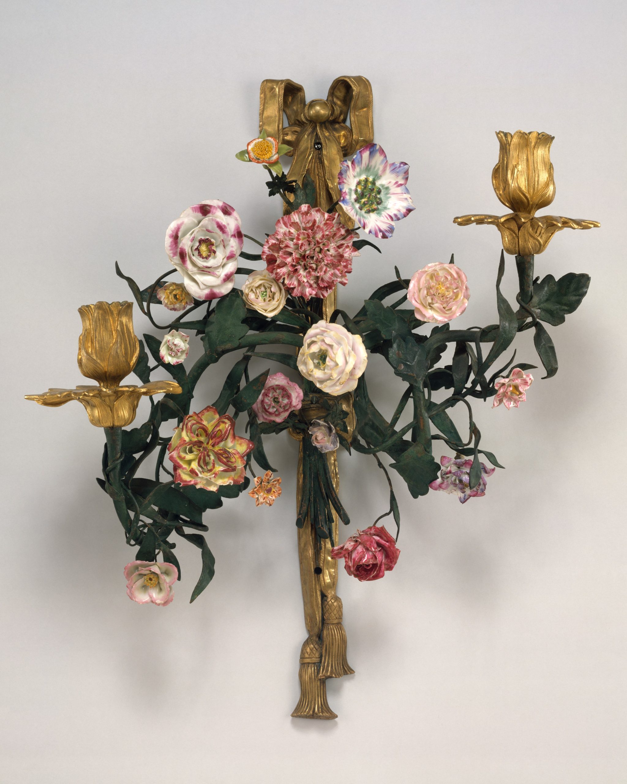Paire d&rsquo;appliques murales dont chacune pr&eacute;sente deux fleurs en porcelaine tendre&nbsp;; les autres fleurs, dont beaucoup semblent &ecirc;tre des remplacements post&eacute;rieurs, sont en porcelaine dure. Fabrication probablement italienne, cira 1750 - 1760 &copy; MET Museum