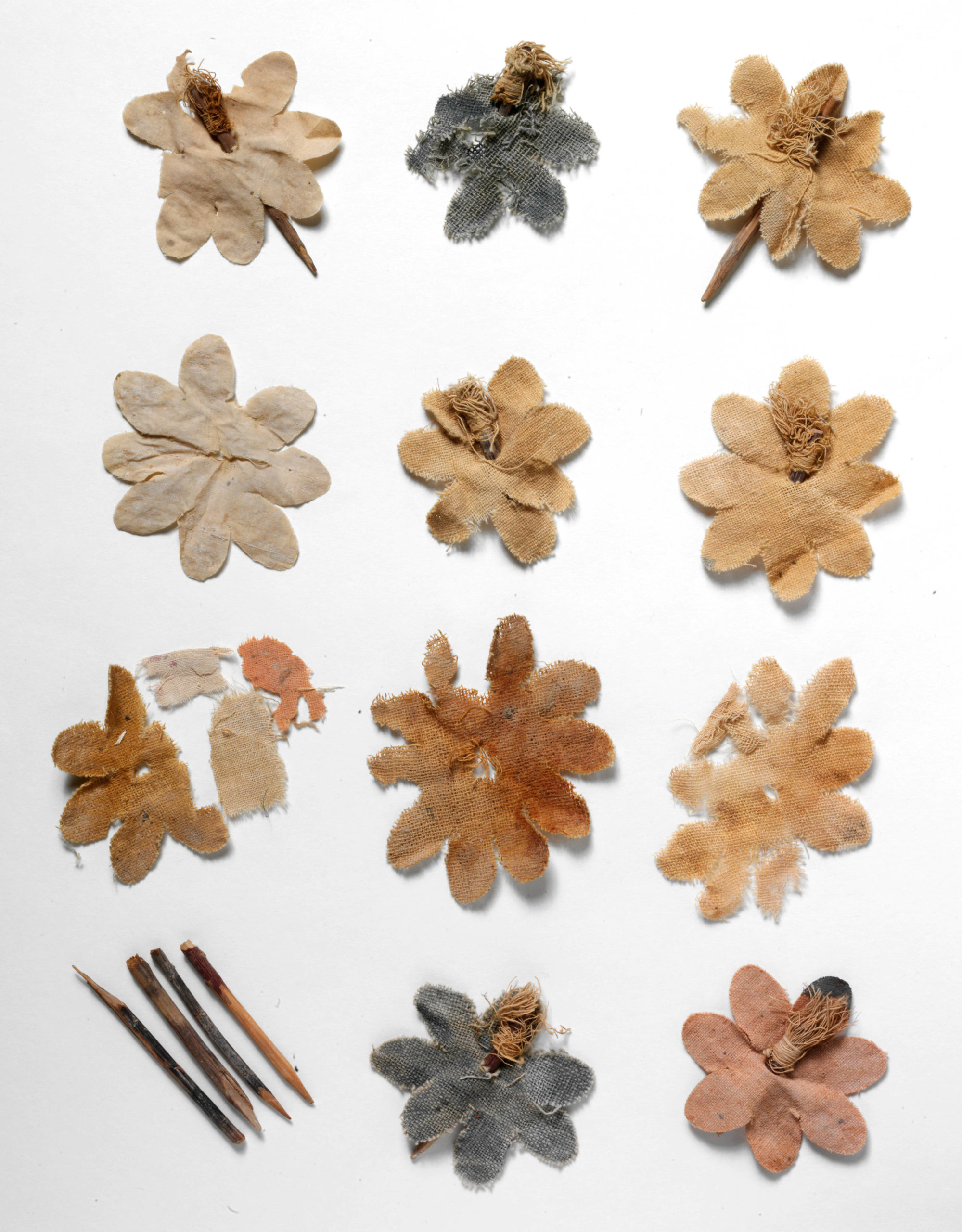 Fragments de fleurs artificielles en coton et soie et tiges en bois. Miran, Chine, circa 300 - 400 &copy; Victoria and Albert Museum, London. On loan from the Government of India and the Archaeological Survey of India