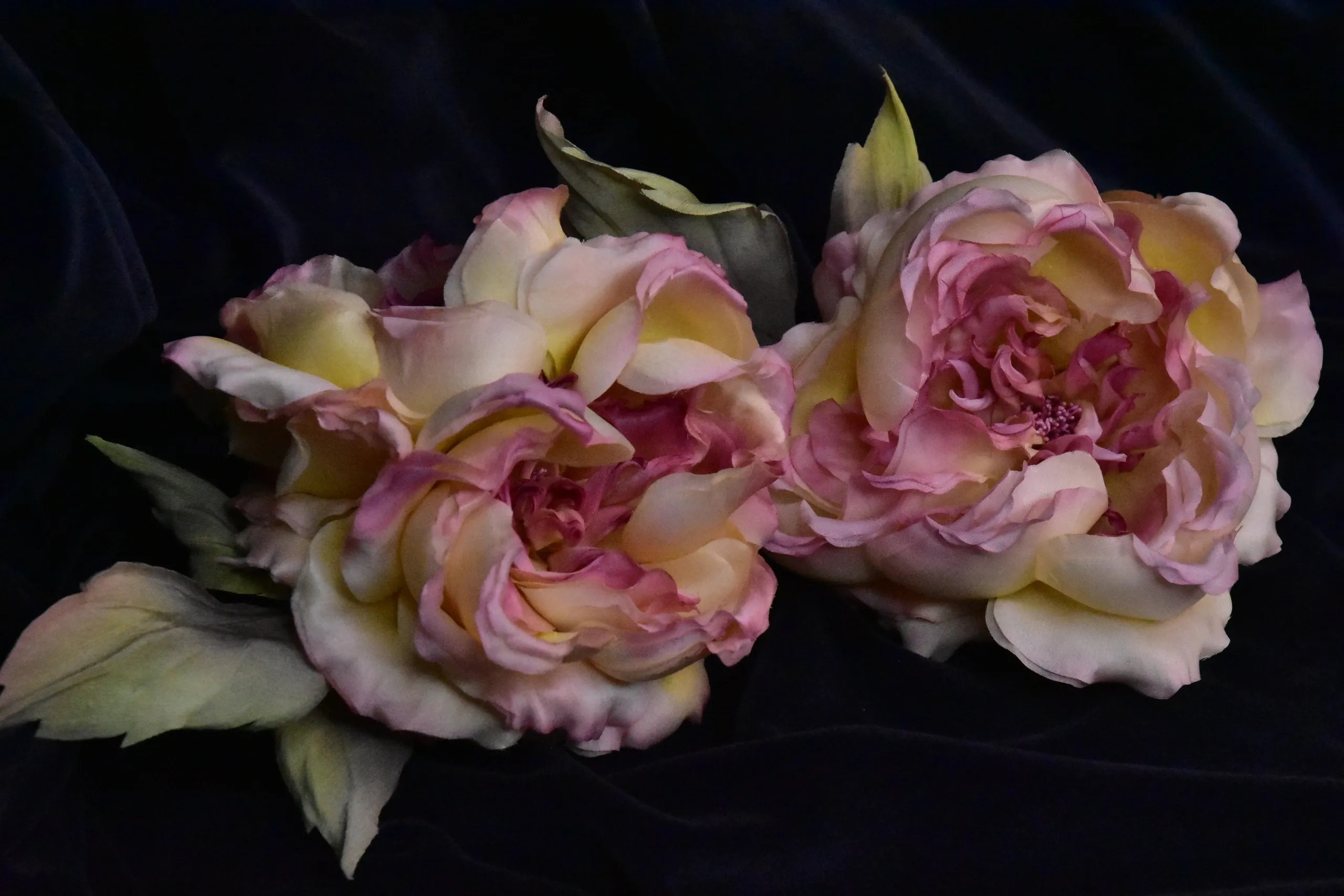 Fleurs en soie suivant la tradition japonaise du Somebana. En japonais, Somebana (染め花) d&eacute;signe l'art de cr&eacute;er des fleurs en tissu &agrave; partir de soie, de coton ou d&rsquo;autres &eacute;toffes &copy; Somebana America