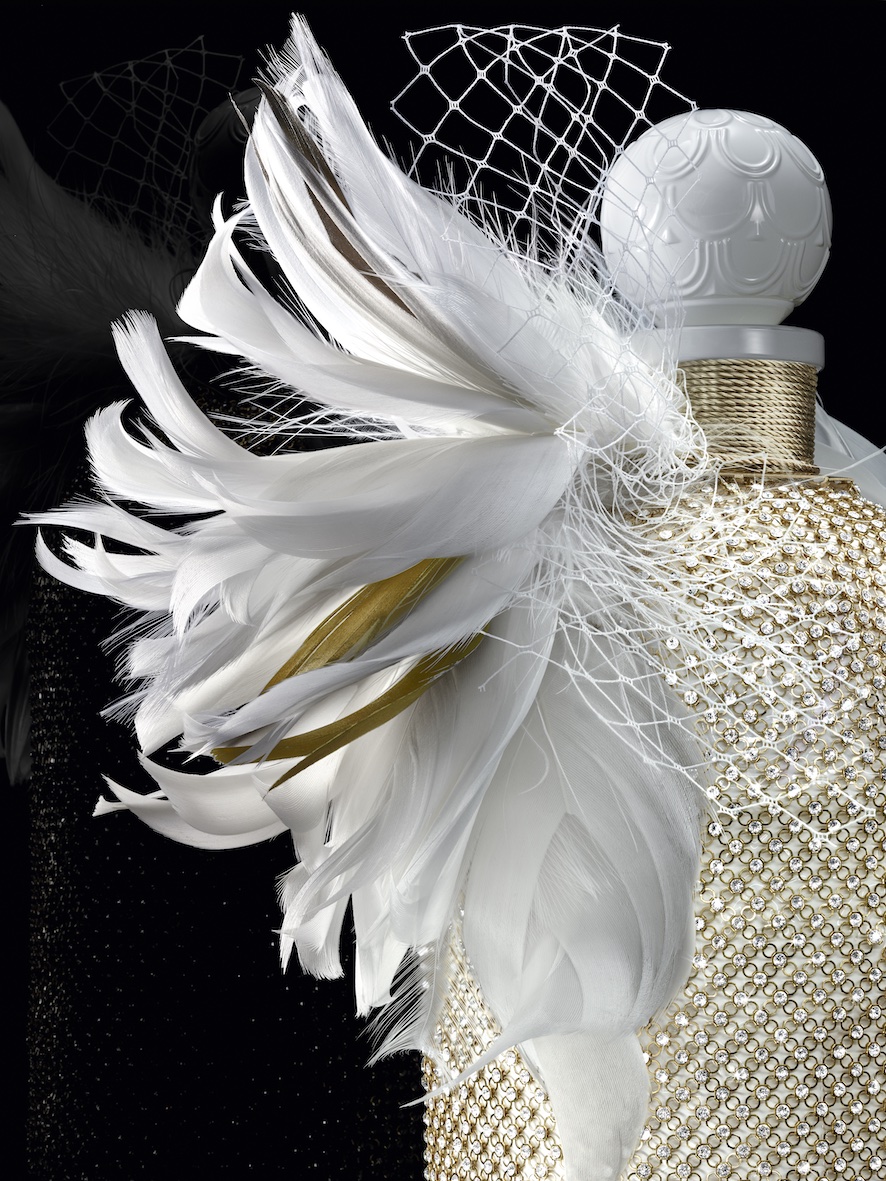 Bouquet de la Mari&eacute;e, Guerlain. Flacon de parfum &eacute;dit&eacute; &agrave; 43 exemplaires. Chaque flacon est par&eacute; d&rsquo;une fleur en plumes imagin&eacute;e et r&eacute;alis&eacute;e par le plumassier Julien Vermeulen &copy; Guerlain