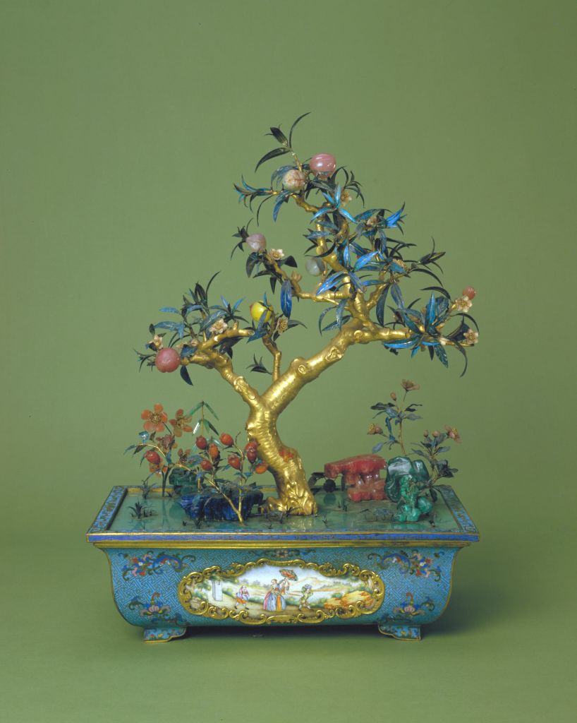 Bonsai artificiel, tronc en bronze dor&eacute;, feuilles en plumes de martin-p&ecirc;cheur et nervures d&rsquo;or, p&ecirc;ches en pierres pr&eacute;cieuses. Dynastie Qing (1644 - 1911), r&egrave;gne de l&rsquo;empereur Qianlong (1736 - 1795), Collection du mus&eacute;e Palais de la Cit&eacute; Interdite, Beijing, Chine &copy; China Museums