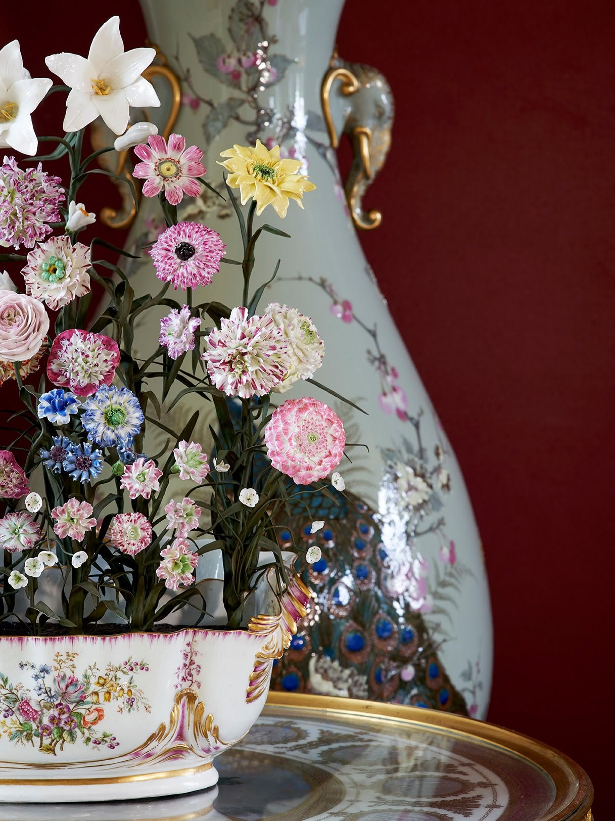 Bouquet de fleurs dans une jardini&egrave;re. Porcelaine tendre &eacute;maill&eacute;e, mont&eacute;e, fleurs model&eacute;es en pastillage, vers 1751 &copy; Manufacture de Vincennes-S&egrave;vres