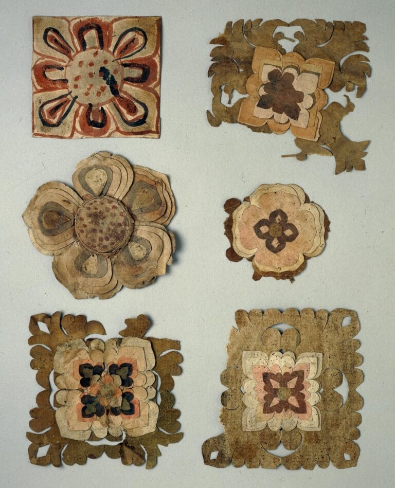 Fleurs en papier d&eacute;couvertes dans la grotte 17 des grottes de Mogao (province de Gansu, Chine) et fabriqu&eacute;es entre le VIIe et le Xe si&egrave;cle. Ces fleurs en papier ont &eacute;t&eacute; rapport&eacute;es d'Asie centrale par l'explorateur et arch&eacute;ologue Sir Marc Aurel Stein (1862-1943) &copy; The Trustees of the British Museum