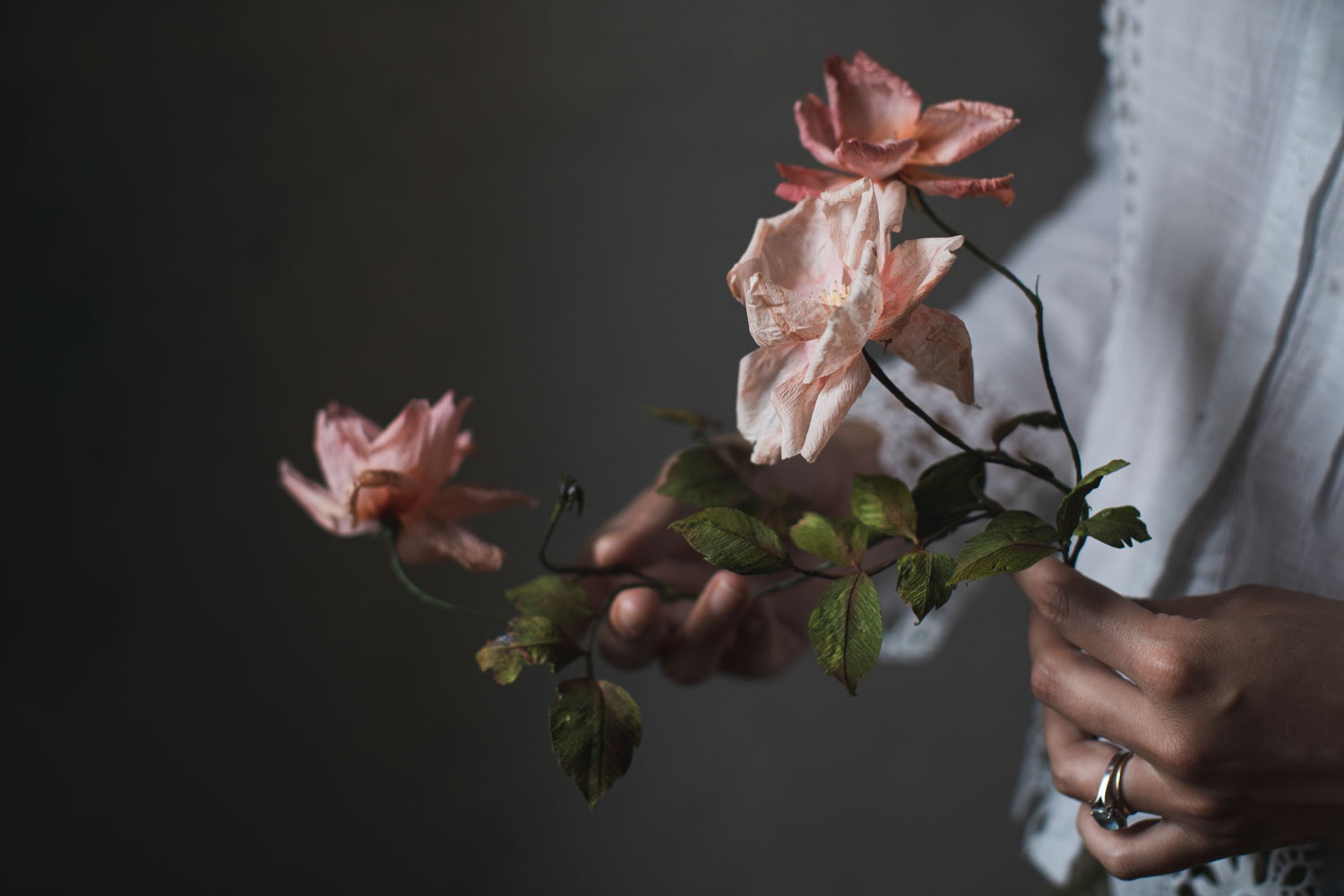 Juliana Stolberg, fleurs artificielles en papier. Venise, Italie, XXIe si&egrave;cle &copy; Zaira Zarotti