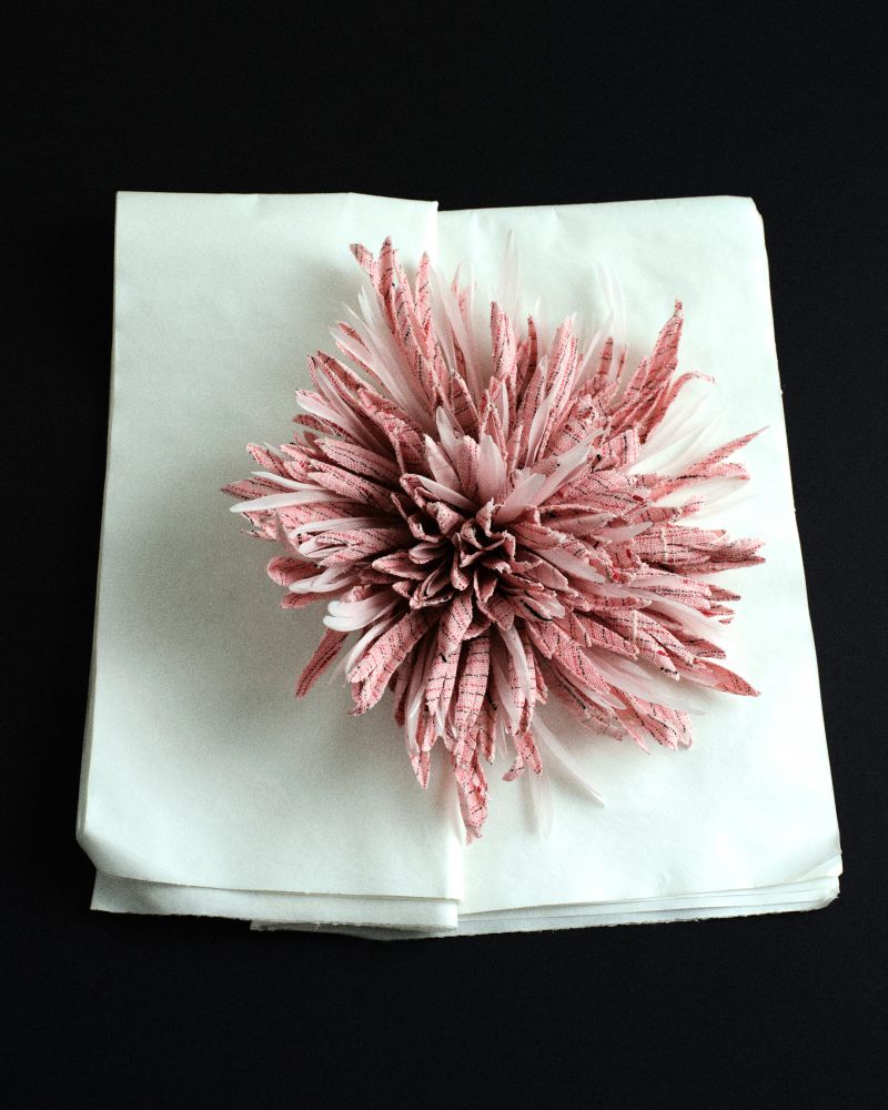 Fleur artificielle de la maison Lemarié pour la collection Chanel Métiers d’Art 2025/2026. Plumes, soie et velours © Chanel