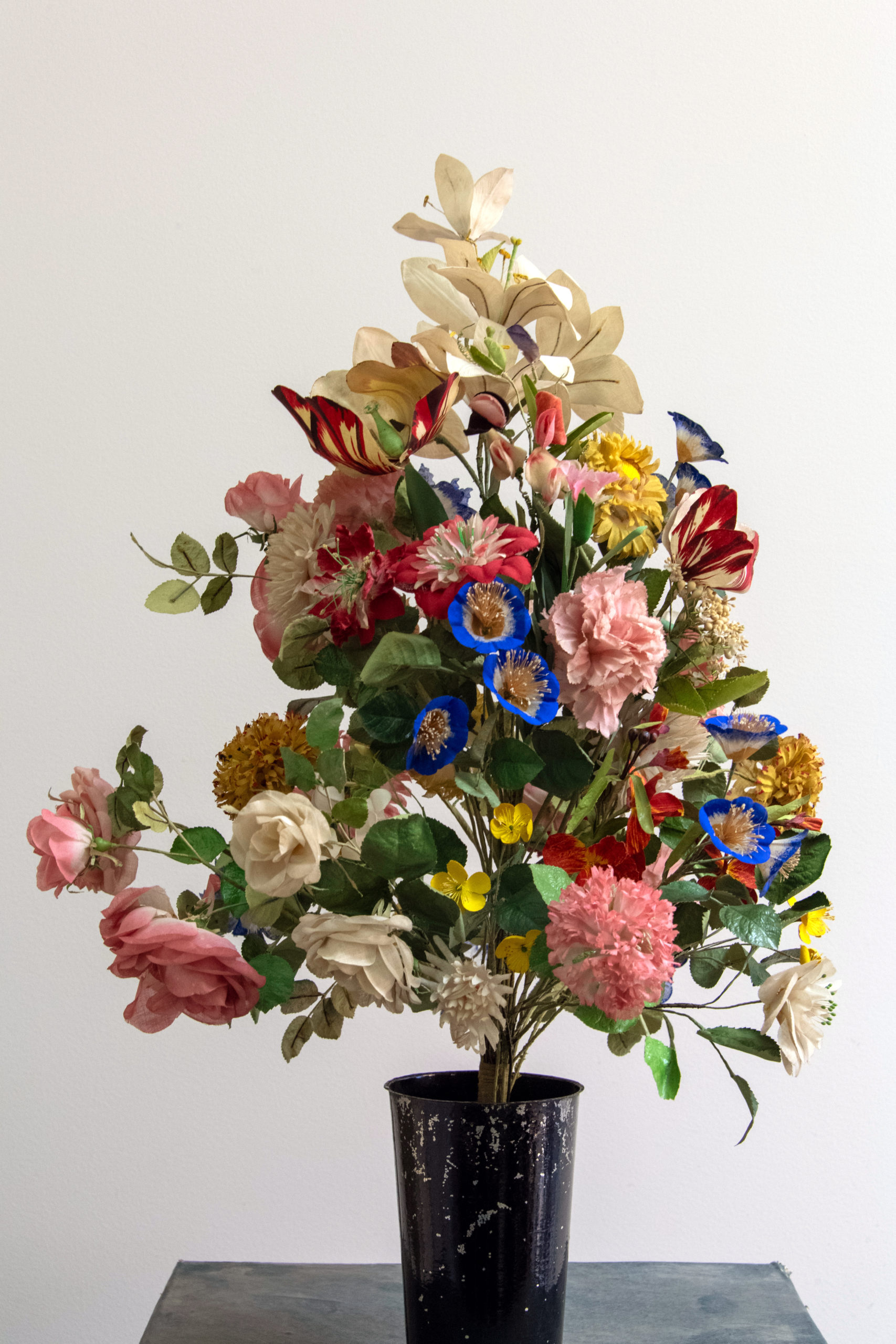 Bouquet d'autel de la Chapelle royale de Versailles. Vase en tôle peinte réalisé par la Manufacture Tavernier, fleurs en cire et tissu créées par Mlle Hubault, Fleuriste, 1819. Six bouquets ont été destinés, au début du XIXe siècle, à la décoration de l'autel de la Chapelle Royale de Versailles. Ils ont été restaurés en 2025 par la Société des Amis de Versailles © Château de Versailles, Dist. RMN / © Christophe Fouin