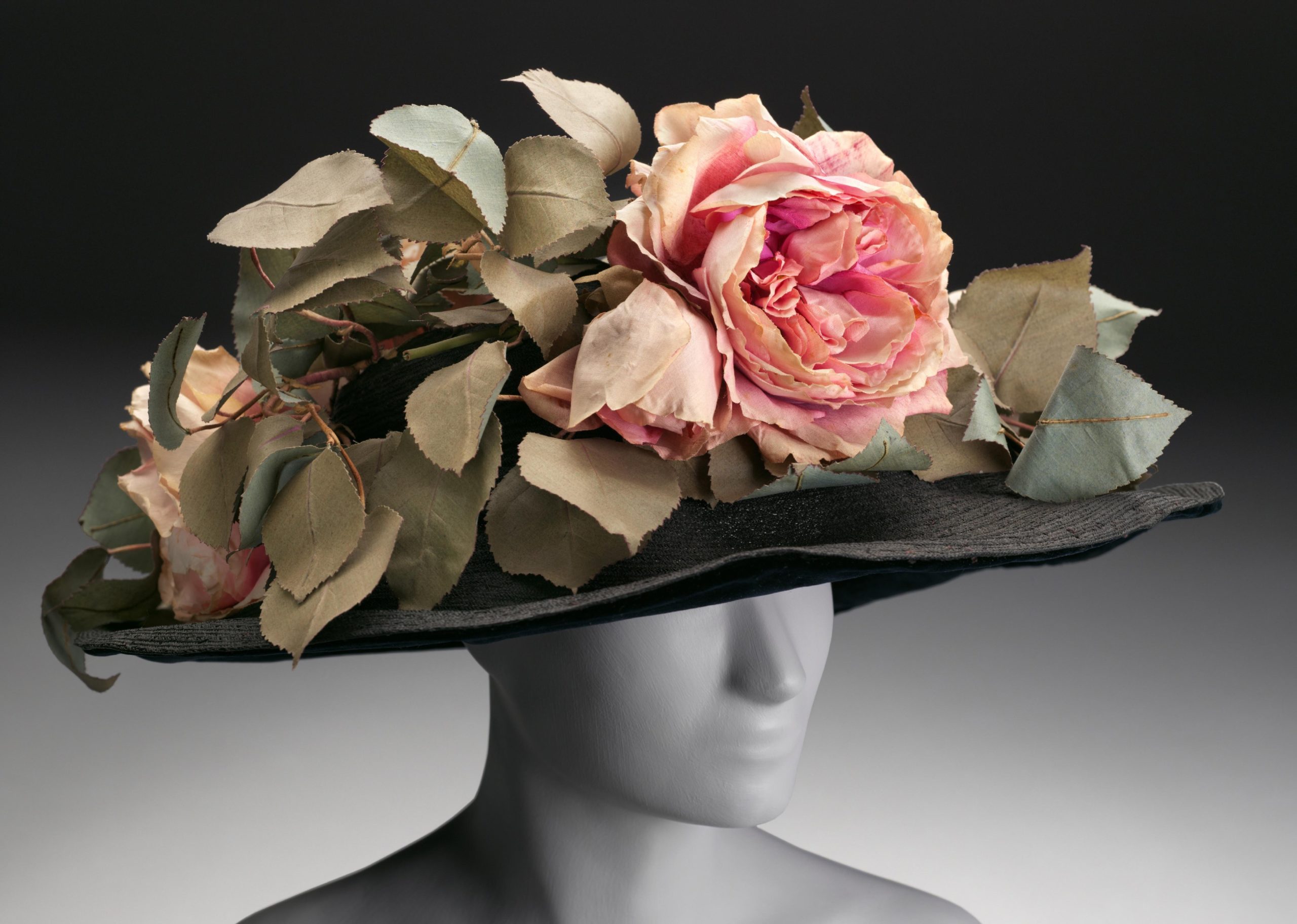 Chapeau de paille noire orné de roses et feuilles artificielles, États-Unis, 1908 - 1910 © Philadelphia Museum of Art