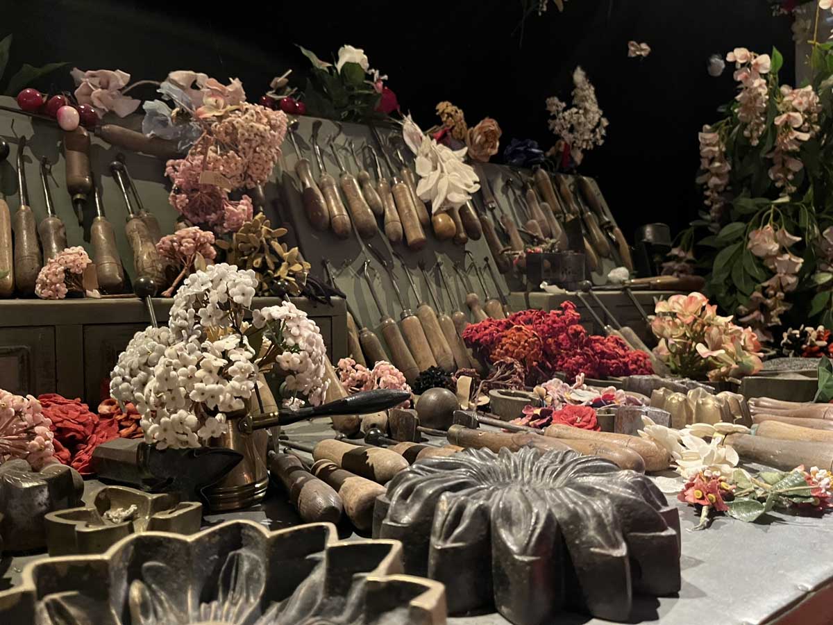 Outils et fleurs artificielles du XIXe siècle © Musée de la Vie d’Autrefois