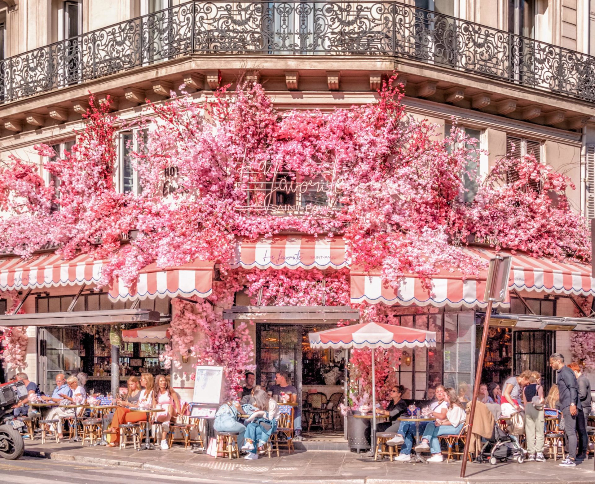 Façade fleurie par l’entreprise Deschamps Fleuriste. Bar La Favorite, Paris, 2022 © Deschamps Fleuriste
