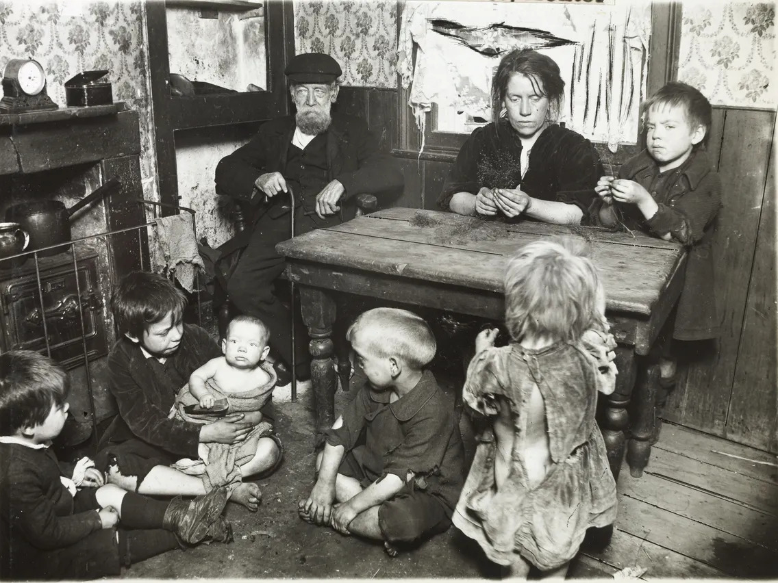 Famille pauvre d’Hoxton occupée à l’assemblage de fleurs artificielles, vers 1910 © London Museum