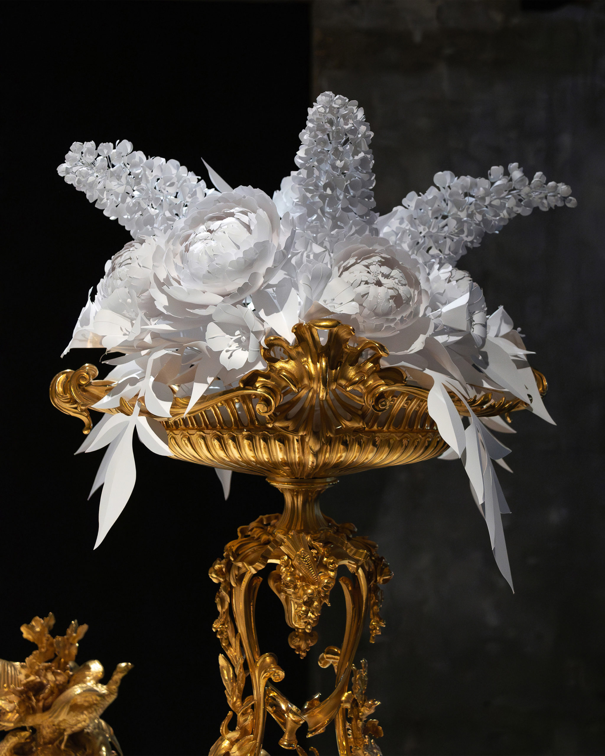 Composition de fleurs en papier confectionnées par Léa Dubreuil pour l'exposition